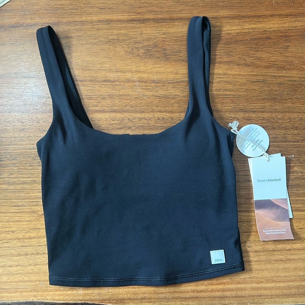Vuori daily crop BNWT black, has built in bra. Super soft.